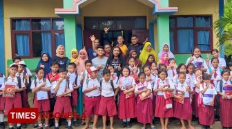 Peduli Dampak Longsor, FPPA Bagikan Alat Belajar di SDN 3 Kemuning Pacitan