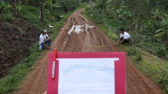 Prihatin Lihat Jalan Rusak, OMG Lampung Terjun Langsung Bantu Perbaikan Jalan