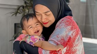 Paksa Baby Moana Belajar Jalan, Ria Ricis Disentil Netizen: Heran Buru-buru Banget