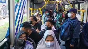 Personil TNI berjaga di Halte TransJakarta Bendungan Hilir, Jakarta Pusat, Kamis (2/3/2023). [Suara.com/Alfian Winanto]