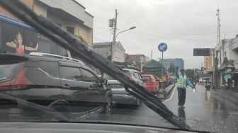 Kota Solo Dikepung Macet, Makin Parah Saat Turun Hujan, Tak Ada Petugas yang Mengurai