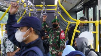 Personil TNI berjaga di Halte TransJakarta Bendungan Hilir, Jakarta Pusat, Kamis (2/3/2023). [Suara.com/Alfian Winanto]