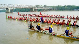 Sakral! Intip Prosesi Penebangan Kayu untuk Sampan di Riau