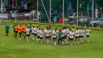 Pesepak bola Tim Nasional U-22 Indonesia berlatih di Lapangan B Senayan, Kompleks Gelora Bung Karno, Jakarta Pusat, Kamis (2/3/2023). [Suara.com/Alfian Winanto]