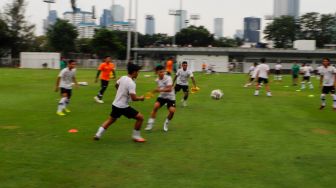 Pesepak bola Tim Nasional U-22 Indonesia berlatih di Lapangan B Senayan, Kompleks Gelora Bung Karno, Jakarta Pusat, Kamis (2/3/2023). [Suara.com/Alfian Winanto]