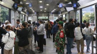 Personil TNI berjaga di Halte TransJakarta Bendungan Hilir, Jakarta Pusat, Kamis (2/3/2023). [Suara.com/Alfian Winanto]