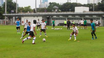 Pesepak bola Tim Nasional U-22 Indonesia berlatih di Lapangan B Senayan, Kompleks Gelora Bung Karno, Jakarta Pusat, Kamis (2/3/2023). [Suara.com/Alfian Winanto]