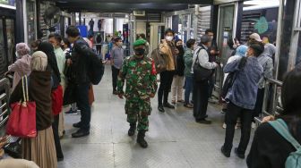 Personil TNI berjaga di Halte TransJakarta Bendungan Hilir, Jakarta Pusat, Kamis (2/3/2023). [Suara.com/Alfian Winanto]