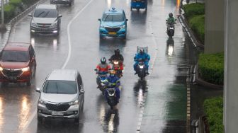 Berkendara Saat Hujan, Pengguna Sepeda Motor Jangan Lupa Nyalakan Lampu Depan