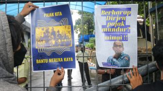 Massa melakukan aksi simbolik &#039;Koin Peduli untuk Ditjen Pajak&#039; di depan Kantor Direktorat Jendral Pajak, Senayan, Jakarta Selatan, Kamis (3/3/2023). [Suara.com/Alfian Winanto]