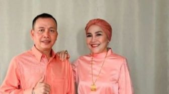 Selalu Tampil Glamour, Intip 6 Foto Ibu Ayu Ting Ting Hadir di Acara Fashion Show