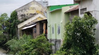 Kinerja BBWSBS Disorot, Bangunan Pertokoan di DAS Kali Jenes Kampung Mendungan Didesak Dibongkar