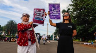 Sejumlah aktivis saat menggelar aksi unjuk rasa terkait krisis iklim di Kawasan Patung Kuda, Jakarta Pusat, Jumat (3/3/2023). [Suara.com/Alfian Winanto]