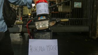 Massa melakukan aksi simbolik &#039;Koin Peduli untuk Ditjen Pajak&#039; di depan Kantor Direktorat Jendral Pajak, Senayan, Jakarta Selatan, Kamis (3/3/2023). [Suara.com/Alfian Winanto]
