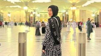 Bikin Adem, Intip  8 Potret Artis Mualaf Saat Menjalani Ibadah Umrah