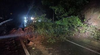Tanah Longsor Tutup Jalan Raya di Malang, Pengendara Perlu Waspada