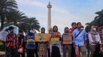 Minta Pemerintah Prioritaskan Krisis Iklim, Para Aktivis Gelar Demo di Patung Kuda