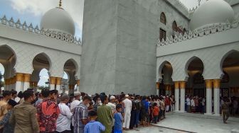 Potret Ribuan Jamaah Salat Jumat Perdana di Masjid Raya Sheikh Zayed Solo, Imam dan Muazzin Langsung dari UEA