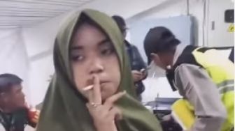 Wanita Pencopet Berlagak Syar'i Santai Ngerokok di Depan Polwan, Netizen: Anjay Ngefly