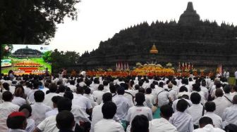 Ribuan Umat Budha Padati Candi Borobudur, Rayakan Magha Puja 2023
