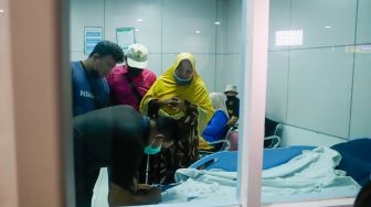 Keluarga korban kebakaran Depo Pertamina Pelumpang menunggu di ruang Instalasi Gawat Darurat (IGD) Rumah Sakit Umum Daerah (RSUD) Koja, Jakarta Utara, Sabtu (4/3/2023). [Suara.com/Alfian Winanto]