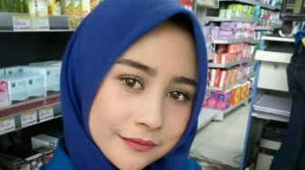 8 Editan Foto Artis Jadi Kasir Minimarket, Wajah Prilly Latuconsina Jadi Alim Kenakan Hijab Biru