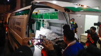 Petugas mengevakuasi korban kebakaran depo Pertamina Plumpang di ruang Instalasi Gawat Darurat (IGD) Rumah Sakit Umum Daerah (RSUD) Koja, Jakarta Utara, Sabtu (4/3/2023). [Suara.com/Alfian Winanto]
