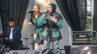 Duo T2 Tika dan Tiwi saat tampil di Everblast Festival 2023 di Gambir Expo Kemayoran, Jakarta, Sabtu (4/3/2023). [Suara.com/Alfian Winanto]