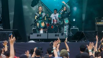 Duo T2 Tika dan Tiwi saat tampil di Everblast Festival 2023 di Gambir Expo Kemayoran, Jakarta, Sabtu (4/3/2023). [Suara.com/Alfian Winanto]