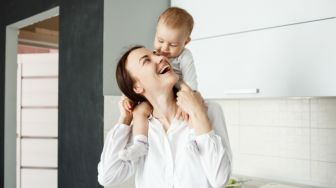 5 Manfaat Bernyanyi untuk Bayi, Bisa Mengurangi Stress!