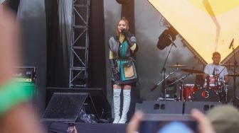 Duo T2 Tiwi saat tampil di Everblast Festival 2023 di Gambir Expo Kemayoran, Jakarta, Sabtu (4/3/2023). [Suara.com/Alfian Winanto]
