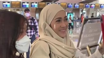 Penampilannya Jadi Beda Banget, Ini 8 Potret Mieke Amalia Berhijab Jelang Berangkat Umrah