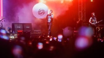 Aksi panggung Band Rock asal Kanada, Simple Plan saat tampil di Everblast Festival 2023 di Gambir Expo Kemayoran, Jakarta, Sabtu (4/3/2023). [Suara.com/Alfian Winanto]