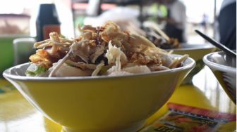 Nikmatnya Menyantap Bubur Ayam Mang Roni, Rasanya Juara!