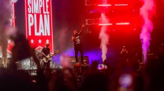 Aksi panggung Band Rock asal Kanada, Simple Plan saat tampil di Everblast Festival 2023 di Gambir Expo Kemayoran, Jakarta, Sabtu (4/3/2023). [Suara.com/Alfian Winanto]