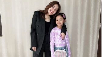 Ayu Ting Ting Heran Anaknya Kegirangan Dapat THR, Nominal Uang Milik Bilqis Jadi Omongan