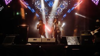 Aksi panggung Band Rock Seurieus x Candil saat tampil di Everblast Festival 2023 di Gambir Expo Kemayoran, Jakarta, Sabtu (4/3/2023). [Suara.com/Alfian Winanto]