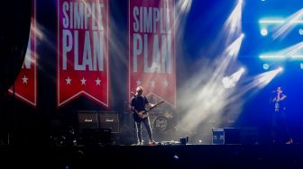 Aksi panggung Band Rock asal Kanada, Simple Plan saat tampil di Everblast Festival 2023 di Gambir Expo Kemayoran, Jakarta, Sabtu (4/3/2023). [Suara.com/Alfian Winanto]