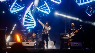 Aksi panggung Band Rock Seurieus x Candil saat tampil di Everblast Festival 2023 di Gambir Expo Kemayoran, Jakarta, Sabtu (4/3/2023). [Suara.com/Alfian Winanto]