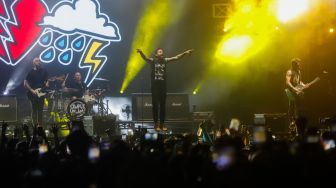 Aksi panggung Band Rock asal Kanada, Simple Plan saat tampil di Everblast Festival 2023 di Gambir Expo Kemayoran, Jakarta, Sabtu (4/3/2023). [Suara.com/Alfian Winanto]