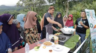 Kowarteg Indonesia Gelar Demo Masak dan Bagikan Peralatan Dapur