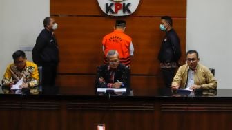 Mantan Bupati Sidoarjo Saiful Ilah dihadirkan saat konferensi pers usai diperiksa di Gedung Merah Putih KPK, Jakarta, Selasa (7/3/2023). [Suara.com/Alfian Winanto]