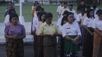 Sejumlah aparat sipil negara (ASN) Dinas Pendidikan dan Kebudayaan NTT menggelar doa bersama sebelum masuk kantor saat penerapan kebijakan ASN masuk kantor jam 05.30 WITA di Kota Kupang, NTT, Selasa (7/3/2023). [ANTARA FOTO/Kornelis Kaha]