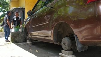 Terlalu! Maling Preteli Ban Mobil Warga Jombang di Parkiran