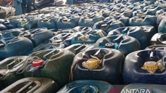 Polda Jambi Amankan 2 Truk Bawa 24.000 Liter BBM Ilegal, 4 Orang Ditahan