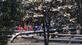 Sejumlah petugas berada di lokasi kebakaran Depo Pertamina Plumpang, Jakarta Utara, Jakarta, Senin (6/3/2023). [ANTARA FOTO/Aditya Pradana Putra].