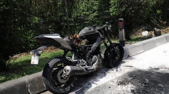 Diduga Korleting Listrik, Sebuah Yamaha R15 Hangus Terbakar di Kembangan Jakbar