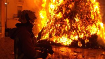 Viral Warga Panik Lihat Kobaran Api Yang Membara di Citeureup Bogor: Persis Belakang Rumah