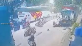 Detik-detik Video Kecelakaan Beruntun di Gresik, Dua Motor Terlindas Truk
