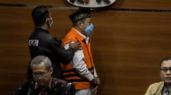 Mantan Bupati Sidoarjo Saiful Ilah dihadirkan saat konferensi pers usai diperiksa di Gedung Merah Putih KPK, Jakarta, Selasa (7/3/2023). [Suara.com/Alfian Winanto]